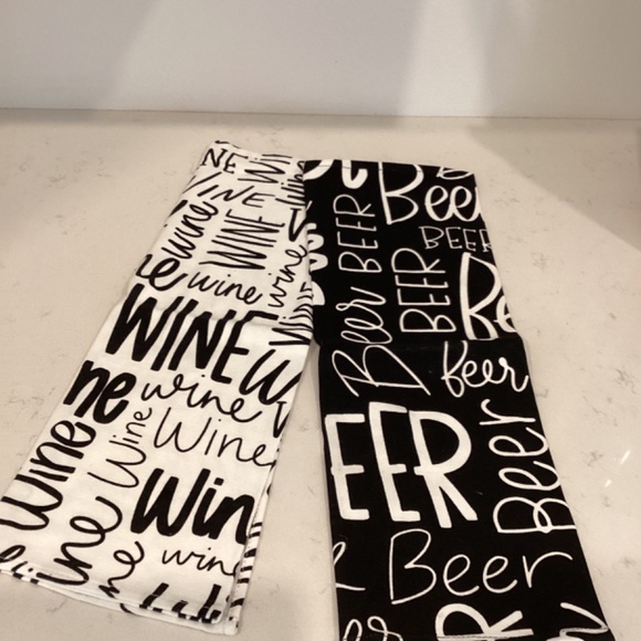 NEW Set of 2 Black & White Beer/ Wine pattern kitchen / bar area towels 19x19” - Picture 3 of 11